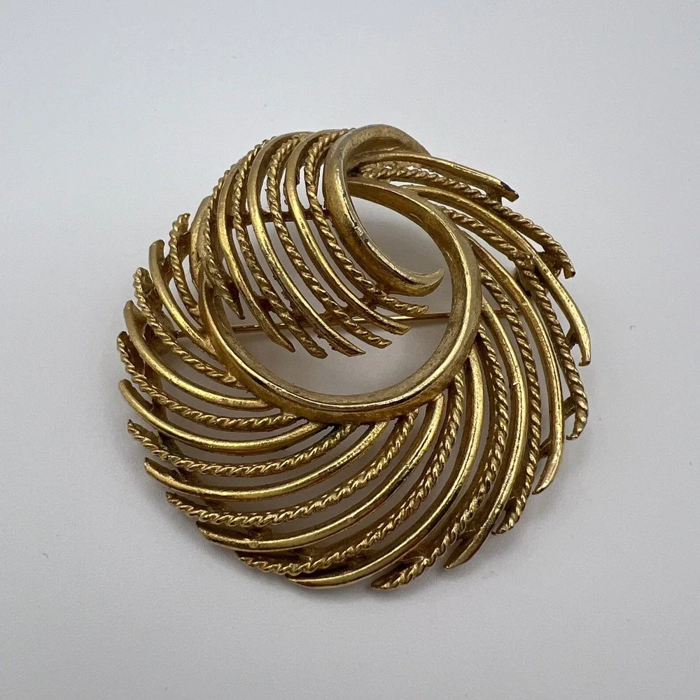 Lisner Vintage Gold Tone‎ Swirl Brooch Textured Ribbon Pin Mid Century Modern